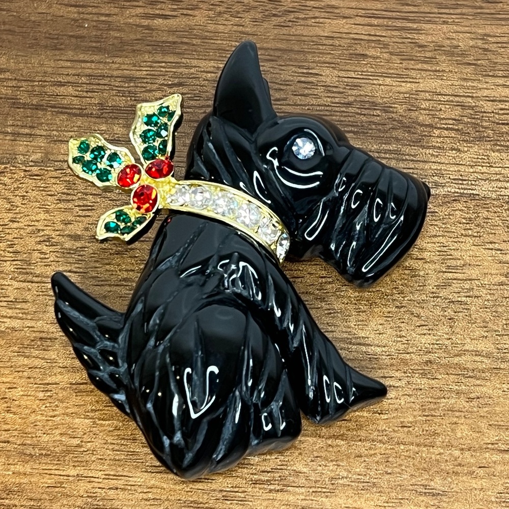 Heidi Daus Scottie Dog Brooch Pin Crystal Collar Christmas Holly Accent Signed